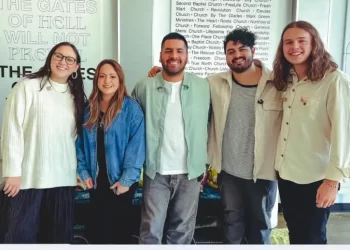 Fellowship Creative presenta «Una Y Otra Vez» junto a la banda peruana TWICE