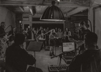 «Permaneceré» es el nuevo sencillo de la agrupación Sueño de Hormiga y Trent Carson