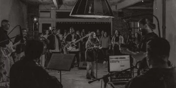 «Permaneceré» es el nuevo sencillo de la agrupación Sueño de Hormiga y Trent Carson