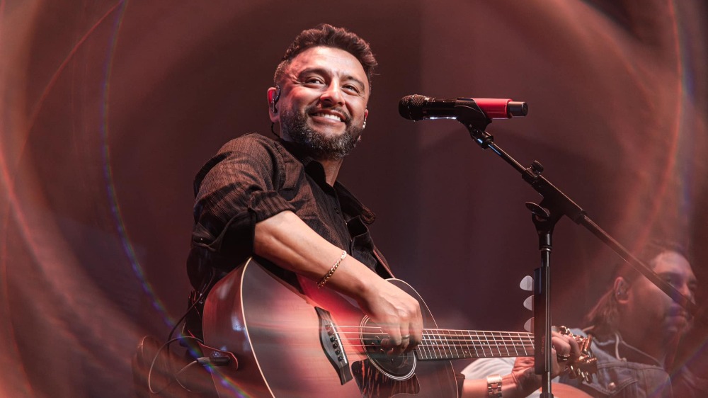 Alex Campos Conmueve a la Audiencia con su Reciente Sencillo «Gracias ...